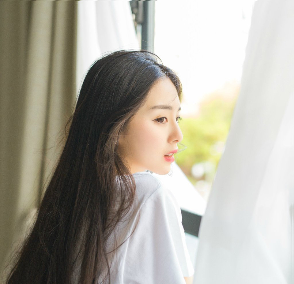 刘璝径直闯入刘璋的后院儿，询问了几个婢女家丁之后，便找到了刘璋的所在，都已经日上三竿，快到午时了，这时候竟然还在卧房，莫非真是身体不适？